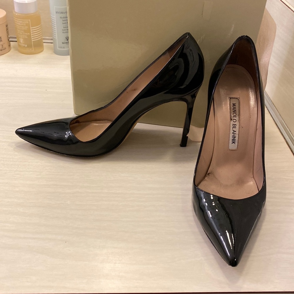 BLACK PATENT LEATHER MANOLOS